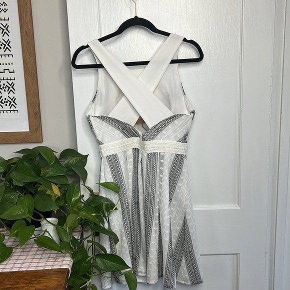 NWT very pretty -  Adelyn Rae Crossback Dress, black and white, size MEDIUM - Picture 4 of 7